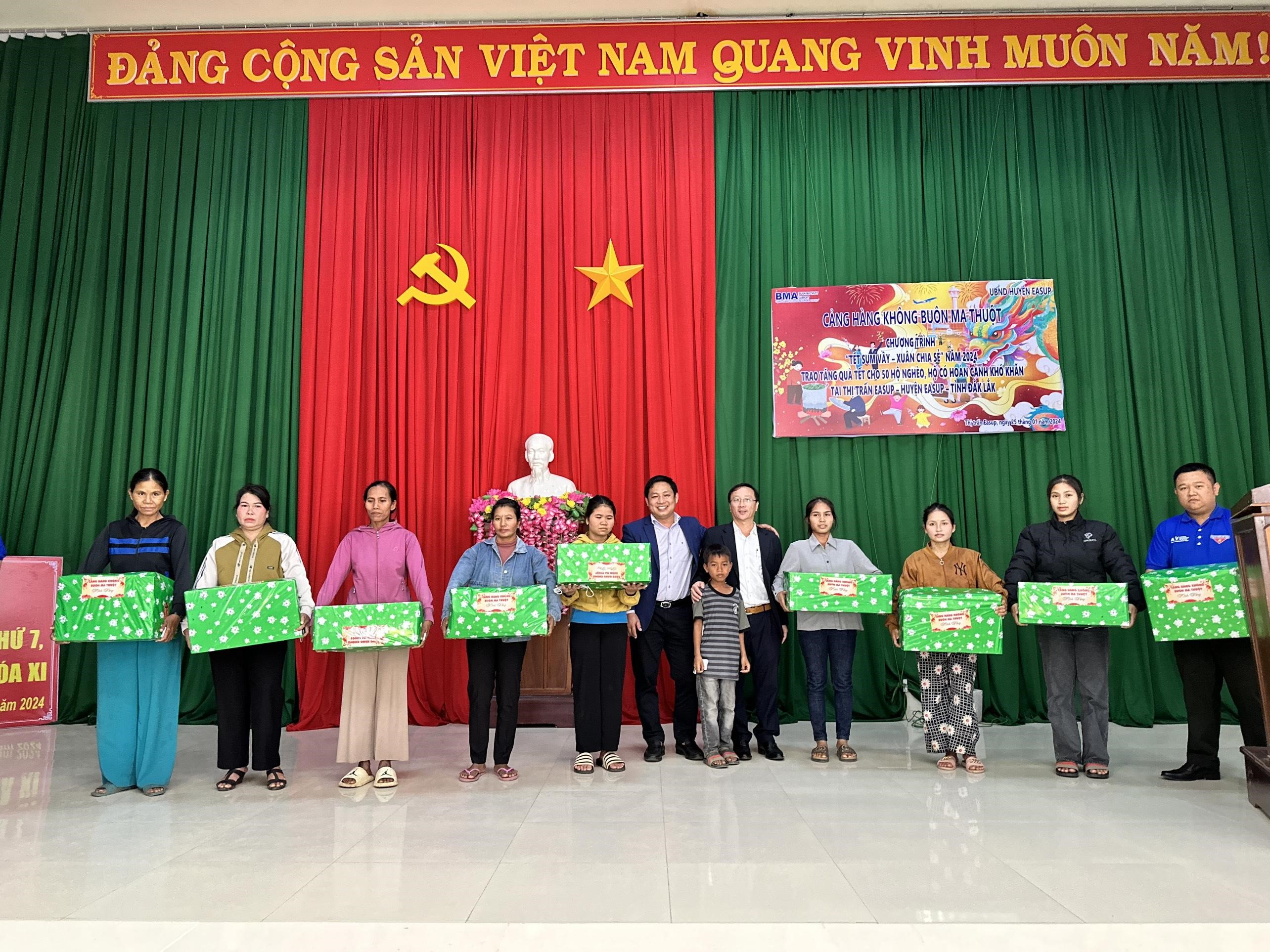 Ông Nguyễn Chánh Duy trao quà cho người dân thị trấn EaSup.