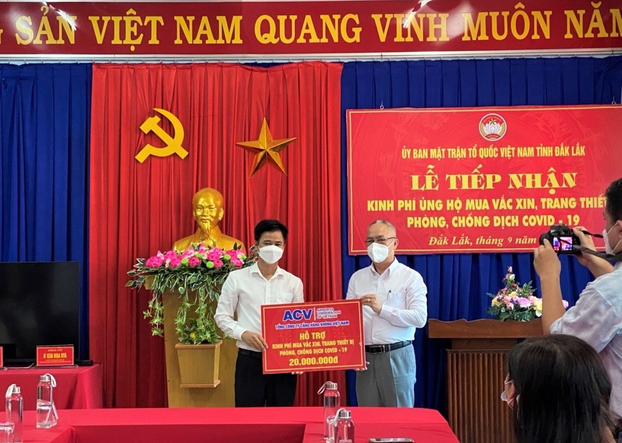 Ông Lê Trung Bình trao số tiền ủng hộ đến lãnh đạo Ủy ban MTTQ Việt Nam tỉnh Đắk Lắk