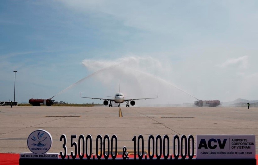 Chuyến bay VJ837 chào đón vị khách thứ 10 triệu và khách du lịch quốc tế thứ 3,5 triệu qua Cảng Hàng không Quốc tế Cam Ranh năm 2019. (Ảnh: CTV/Vietnam+)