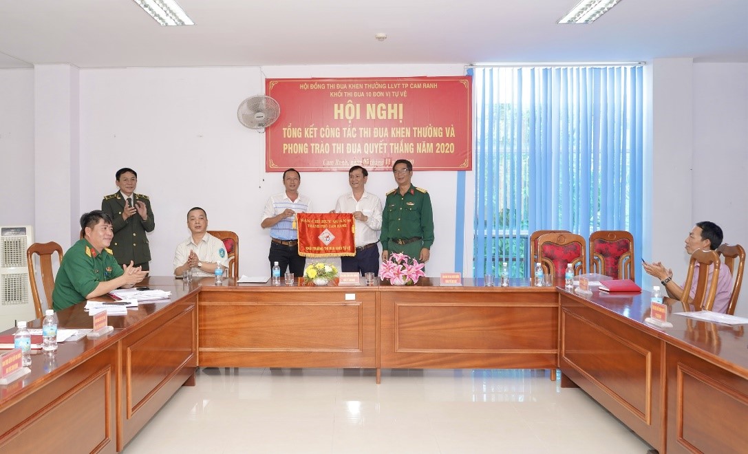Thủ trưởng Ban CHQS thành phố Cam Ranh trao cờ thi đua tự vệ cho tập thể Ban chỉ huy quân sự Cảng HKQT Cam Ranh.
