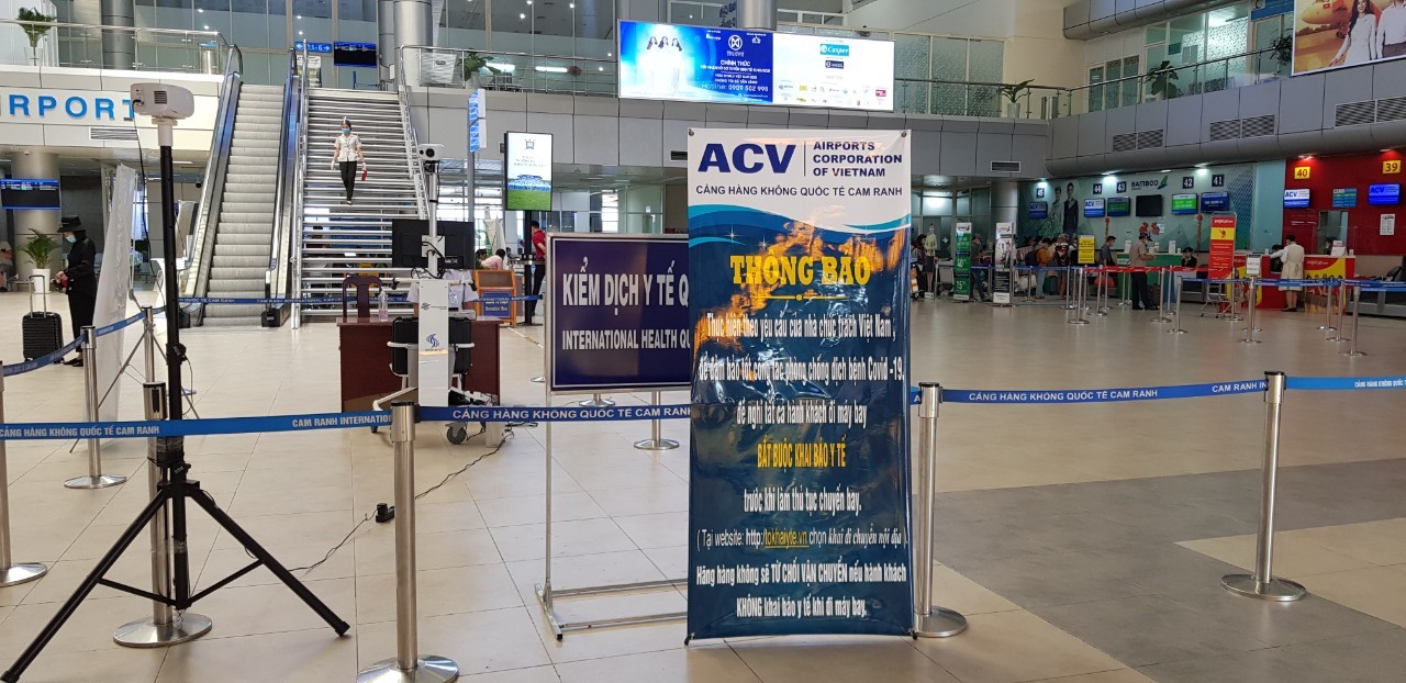 Standee hướng dẫn hành khách khai báo y tế điện tử tại Cảng HKQT Cam Ranh
