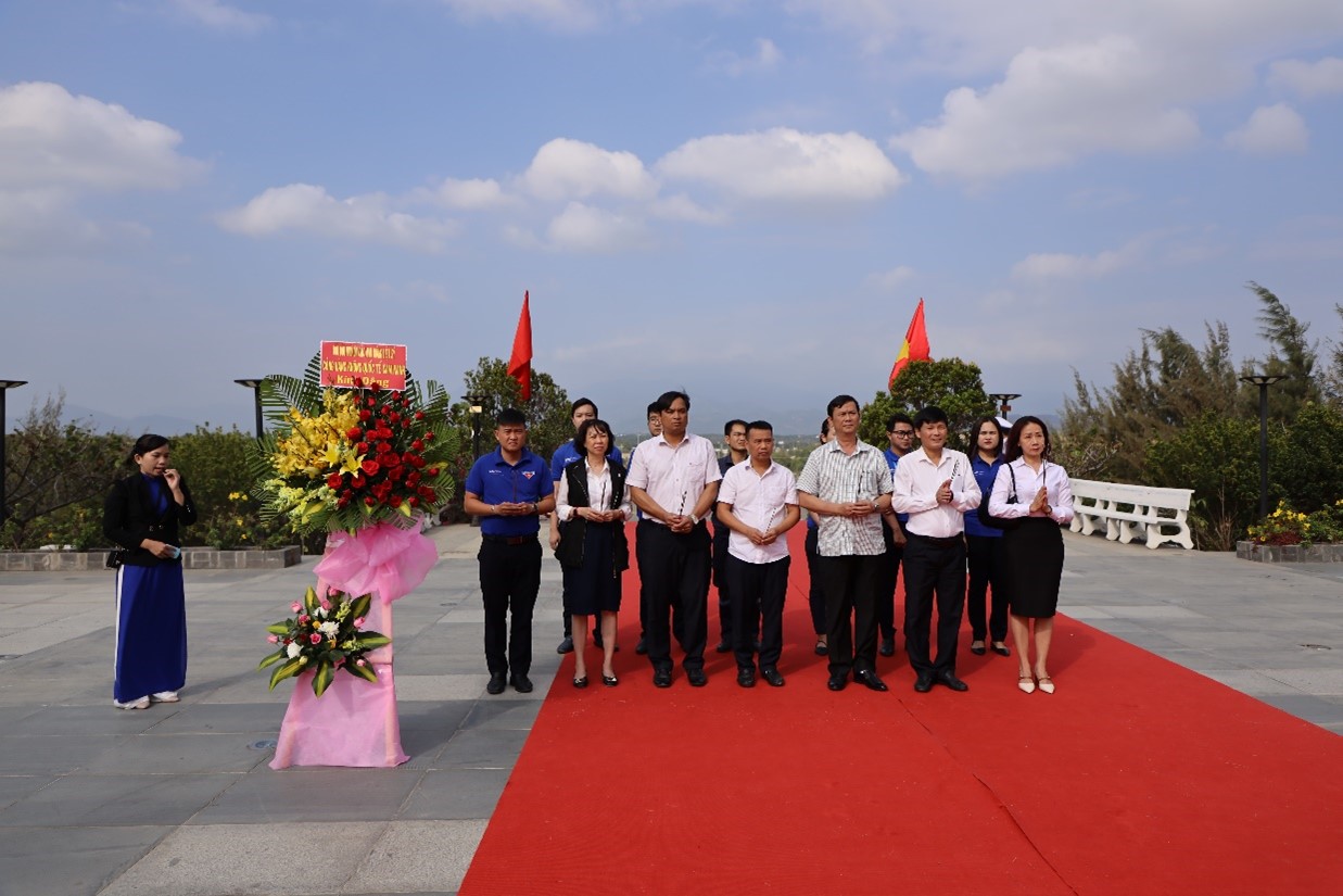 Đoàn công tác dâng hương tại Khu tưởng niệm chiến sĩ Gạc Ma