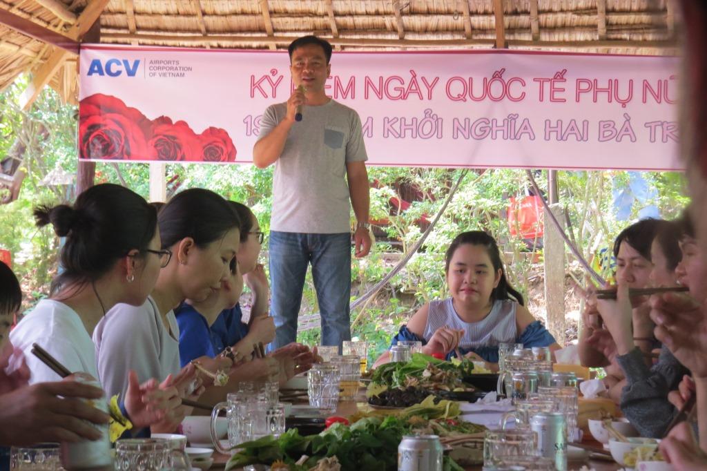 Ông Đinh Đức Thiện, Phó phòng Phục vụ Bay Phát biểu chúc mừng các chị em phụ nữ nhân ngày Quốc tế Phụ nữ 08/3