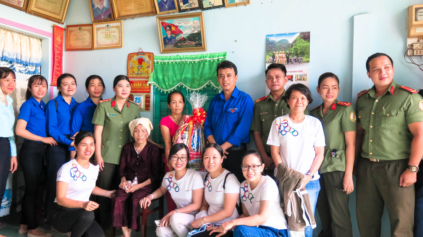 Thăm và tặng quà cho Mẹ Việt Nam Anh Hùng Lê Thị Bích