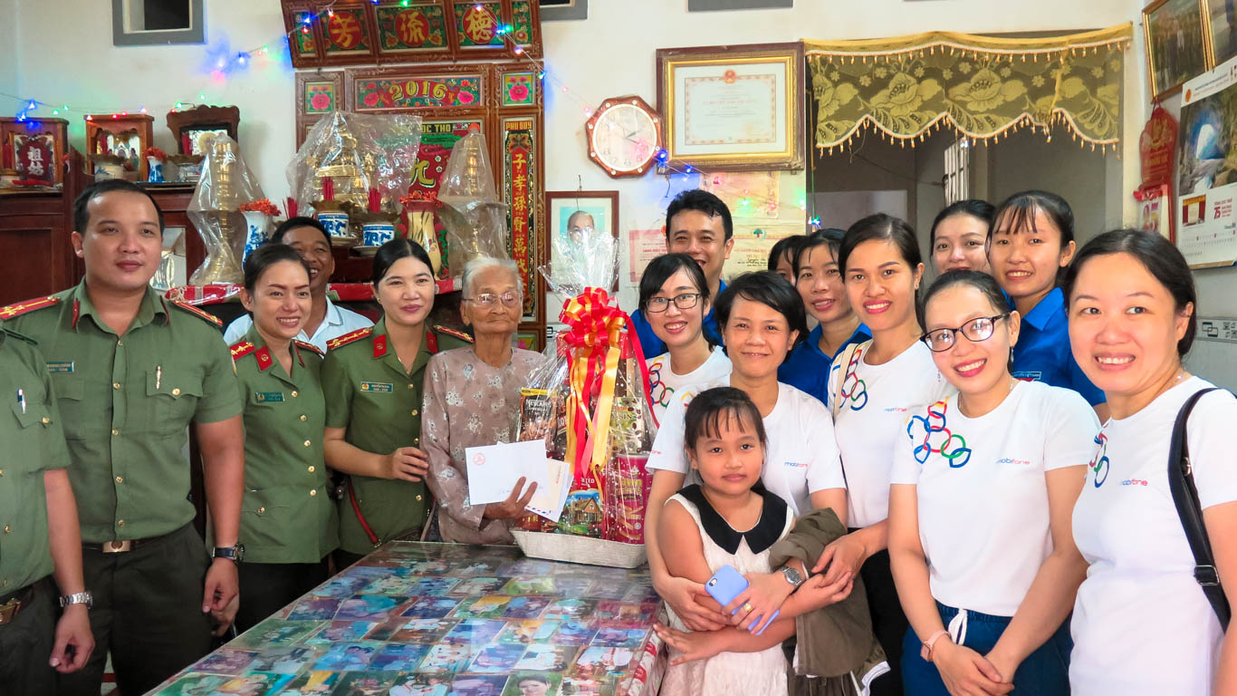 Thăm và tặng quà cho Mẹ Việt Nam Anh Hùng Nguyễn Thị Đắc