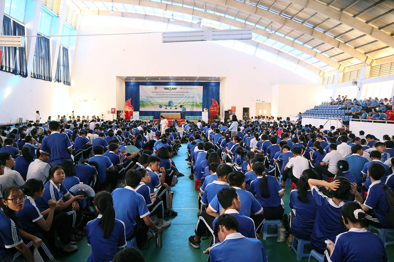 Đông đảo học sinh, đoàn viên thanh niên tham gia Hội nghị