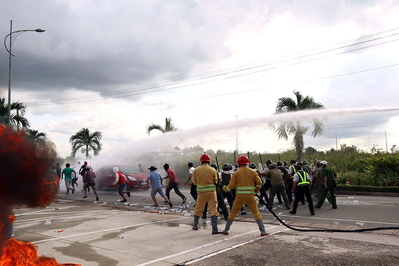 Lực lượng phòng cháy chữa cháy triển khai khống chế đám đông và dập tắt các đám cháy do đám đông gây ra