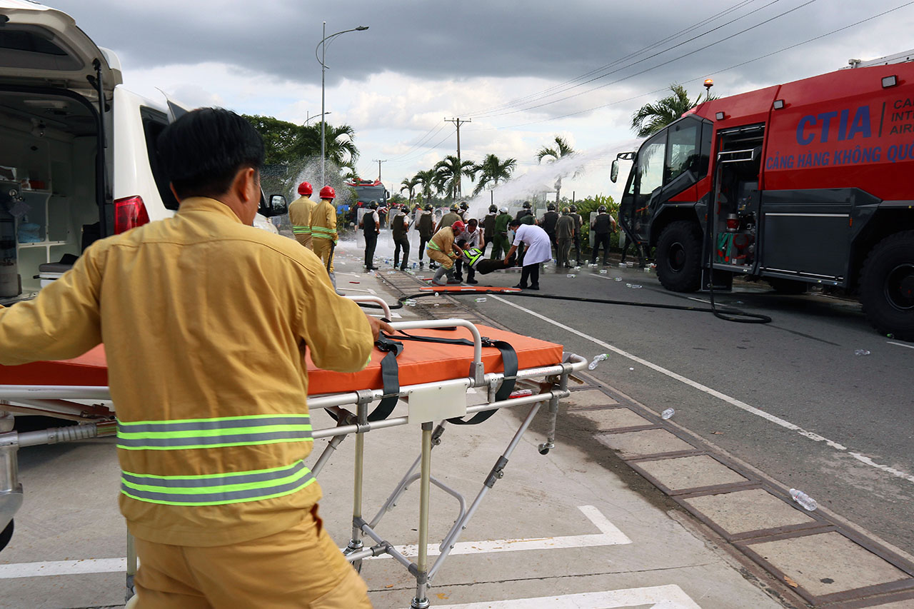 Tình huống nhân viên bị thương được xe cứu thương sơ cấp cứu