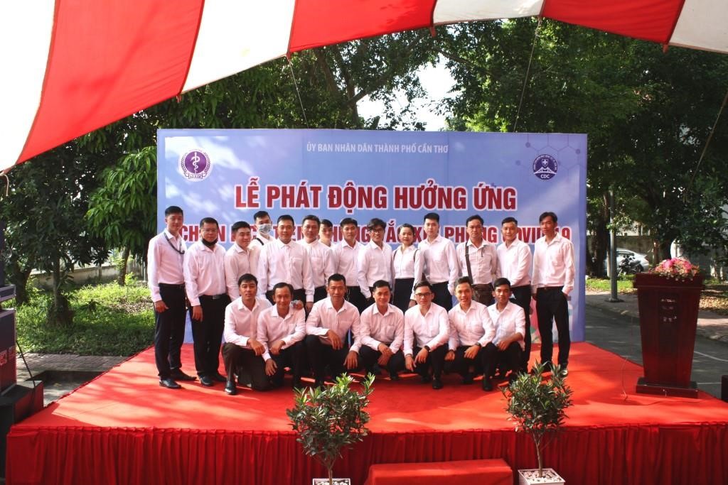 Các CB-NV của Cảng hàng không quốc tế Cần Thơ được chọn tiêm phòng trong đợt đầu