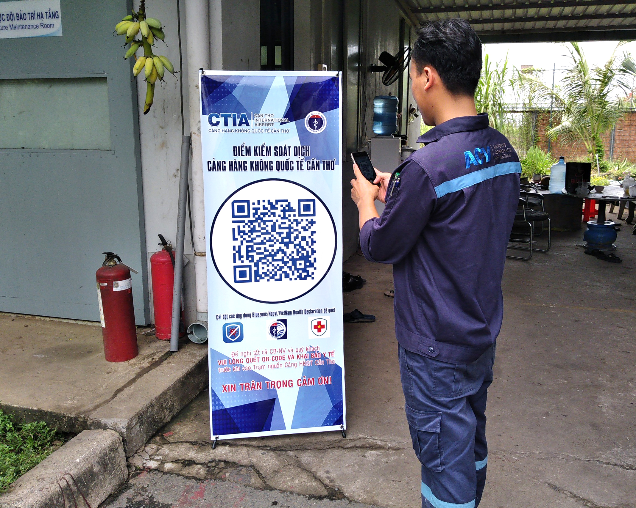 NV quét mã QR khi vào Trạm nguồn