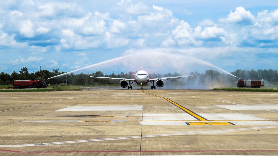 Nghi thức chào đón chuyến bay đầu tiên của Thai-AirAsia  từ Bangkok (Thái Lan) đến Cảng hàng không quốc tế Cần Thơ