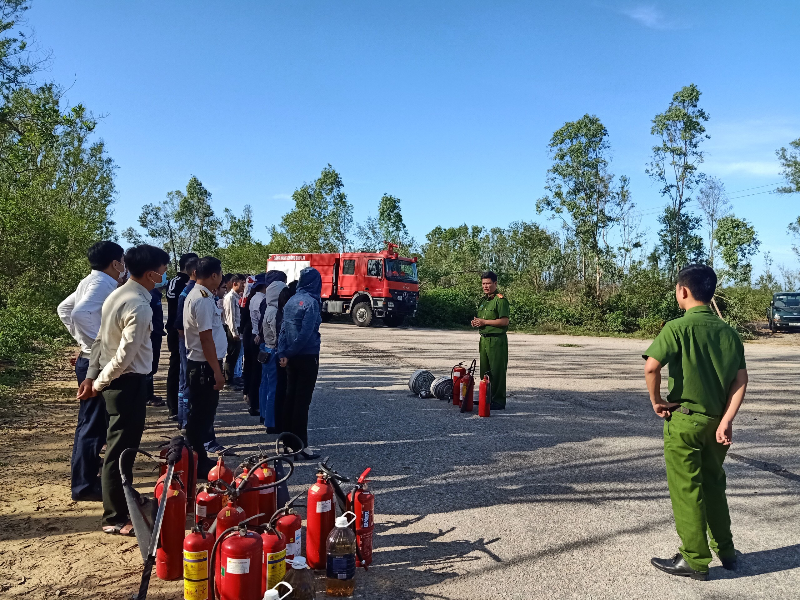 Hình 1: Đại úy Lê Văn Thuận- Phòng PCCC & CNCH tỉnh Quảng Nam hướng dẫn CBCNV Cảng sử dụng các phương tiện phòng cháy chữa cháy