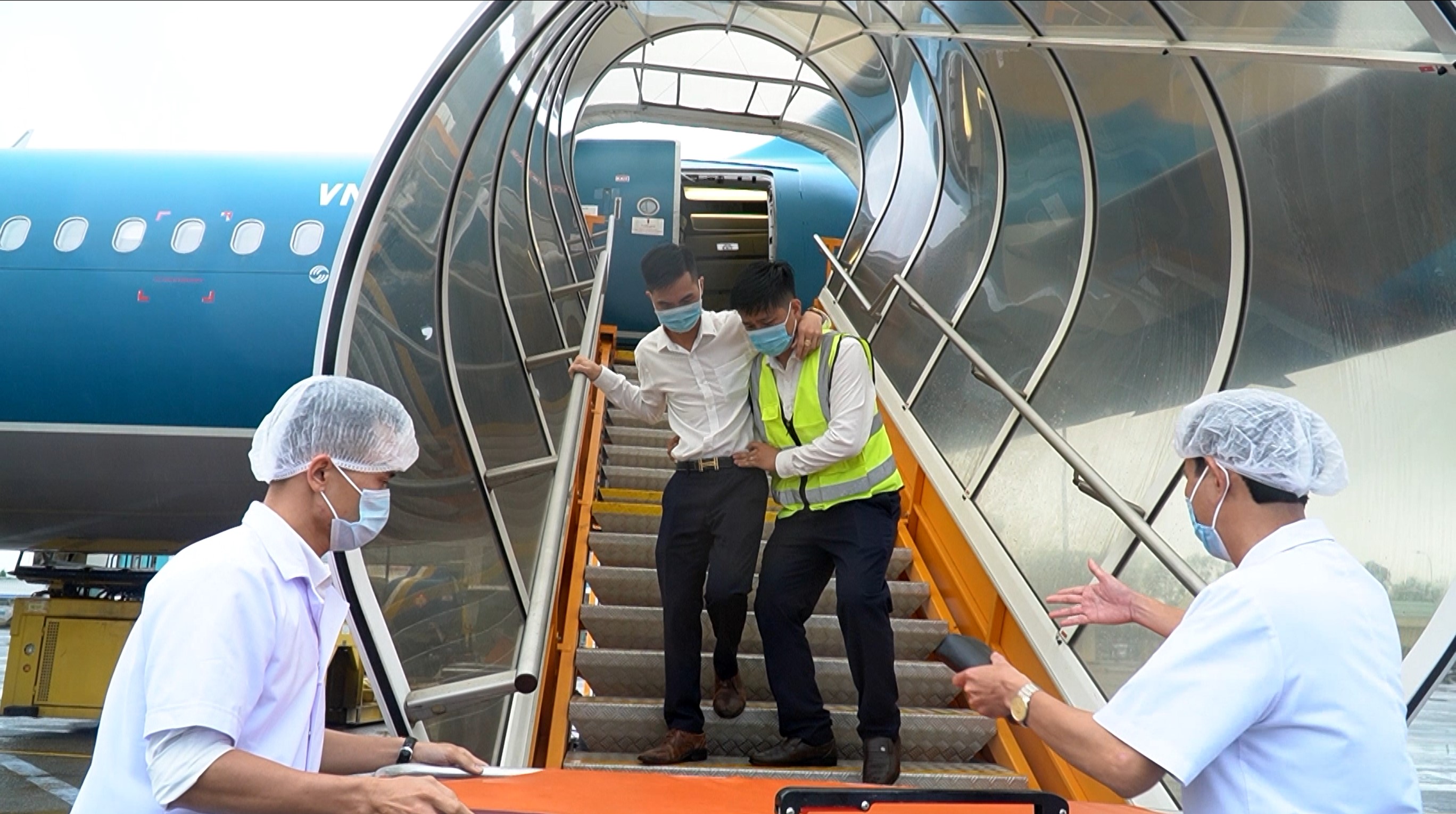 Nhân viên Cảng HK Chu Lai hỗ trợ cấp cứu cho hành khách cần sự giúp đỡ