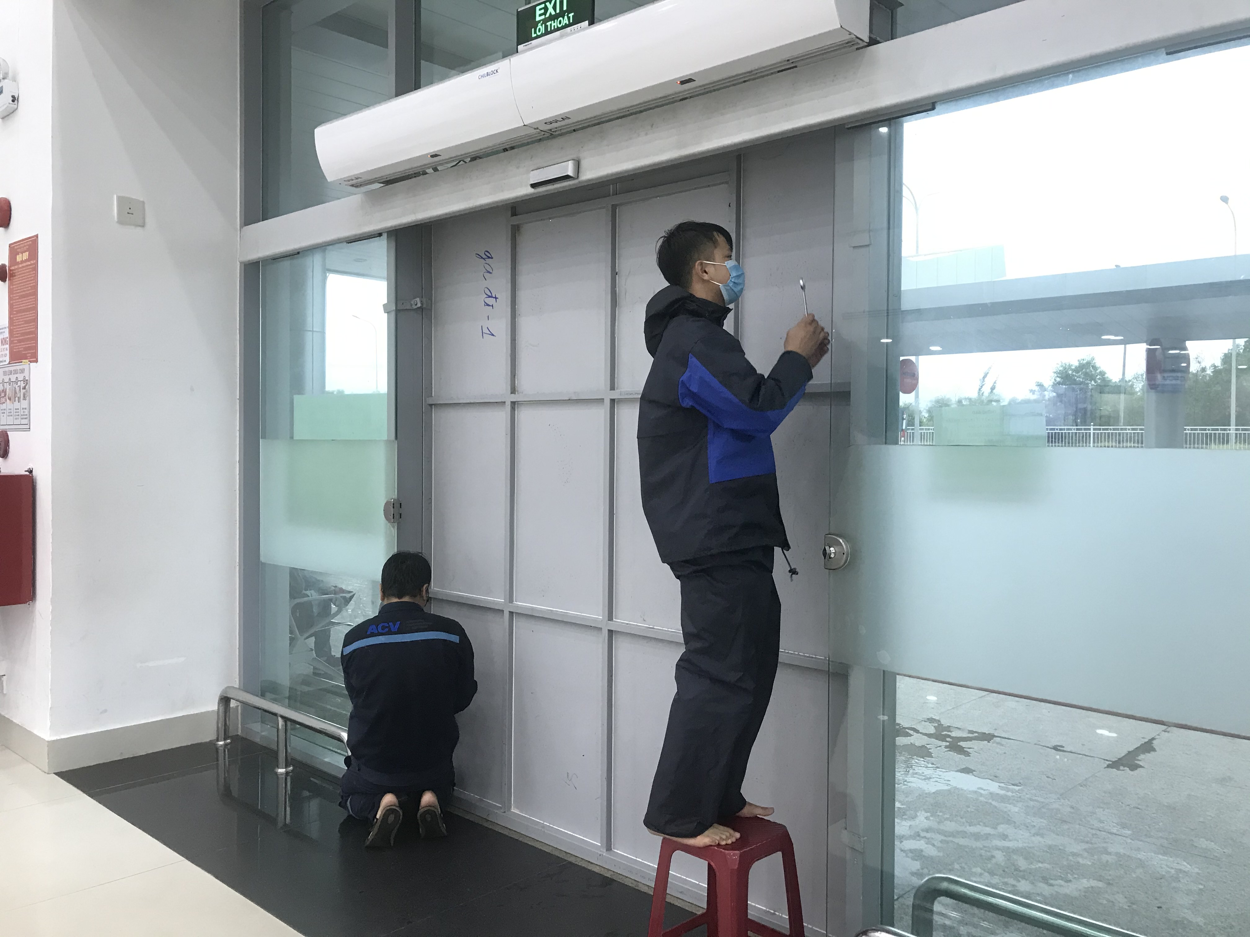 Hình 3: Nhân viên đang thực hiện gia cố cửa ra vào tại Sảnh ga đi Cảng hàng không Chu Lai