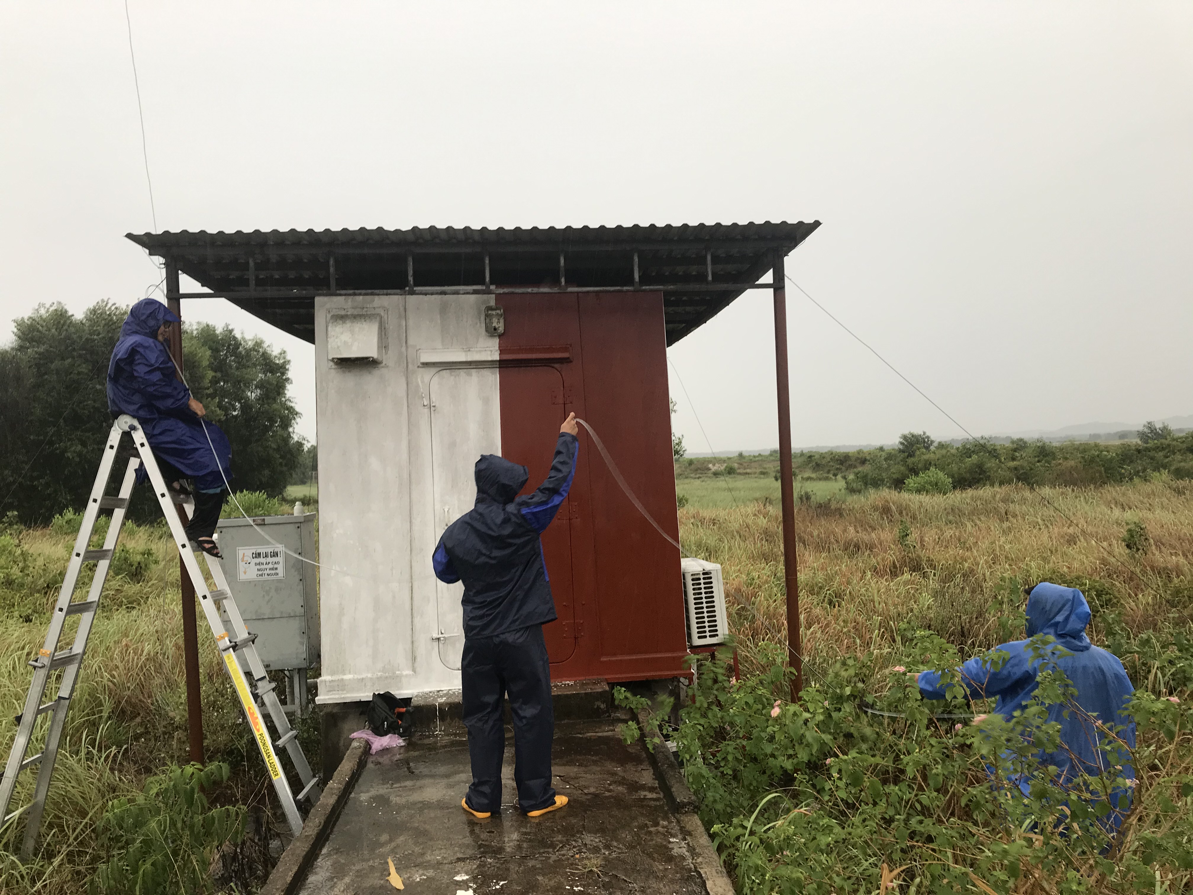 Hình 5: Nhân viên Đội Kỹ Thuật- Cảng hàng không Chu Lai đang thực hiện chèn níu đài NDB.