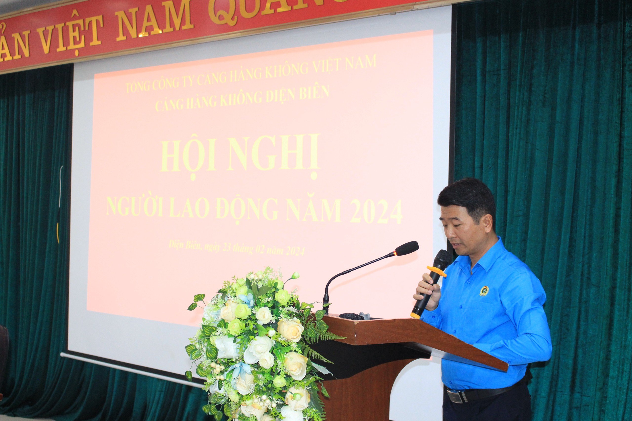 Đồng chí Trần Văn Hồng- Phó Giám đốc, Chủ tịch công đoàn Cảng hàng không Điện Biên phát biểu tại hội nghị