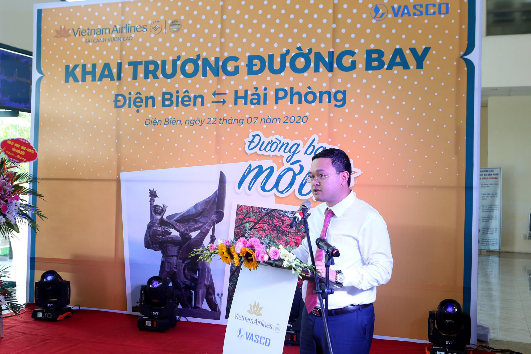Ông Nguyễn Sỹ Thanh, Phó Giám đốc Chi nhánh Vietnam Airlines khu vực Miền Bắc, phát biểu trong lễ khai trương tại Điện Biên.