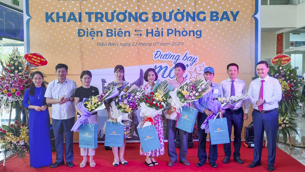 Đại diện Vietnam Airlines trao hoa và quà lưu niệm cho các hành khách trên chuyến bay đầu tiên từ Điện Biên đi Hải Phòng.
